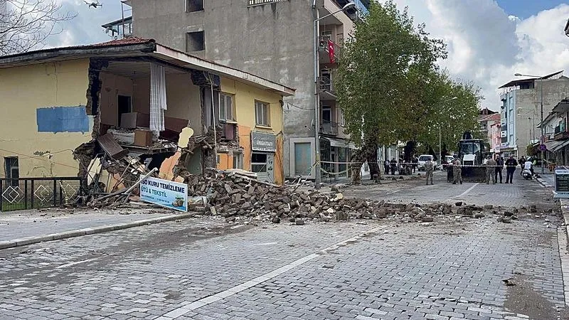 İki katlı binanın bir bölümü sarsıntıların ardından çöktü. (DHA)
