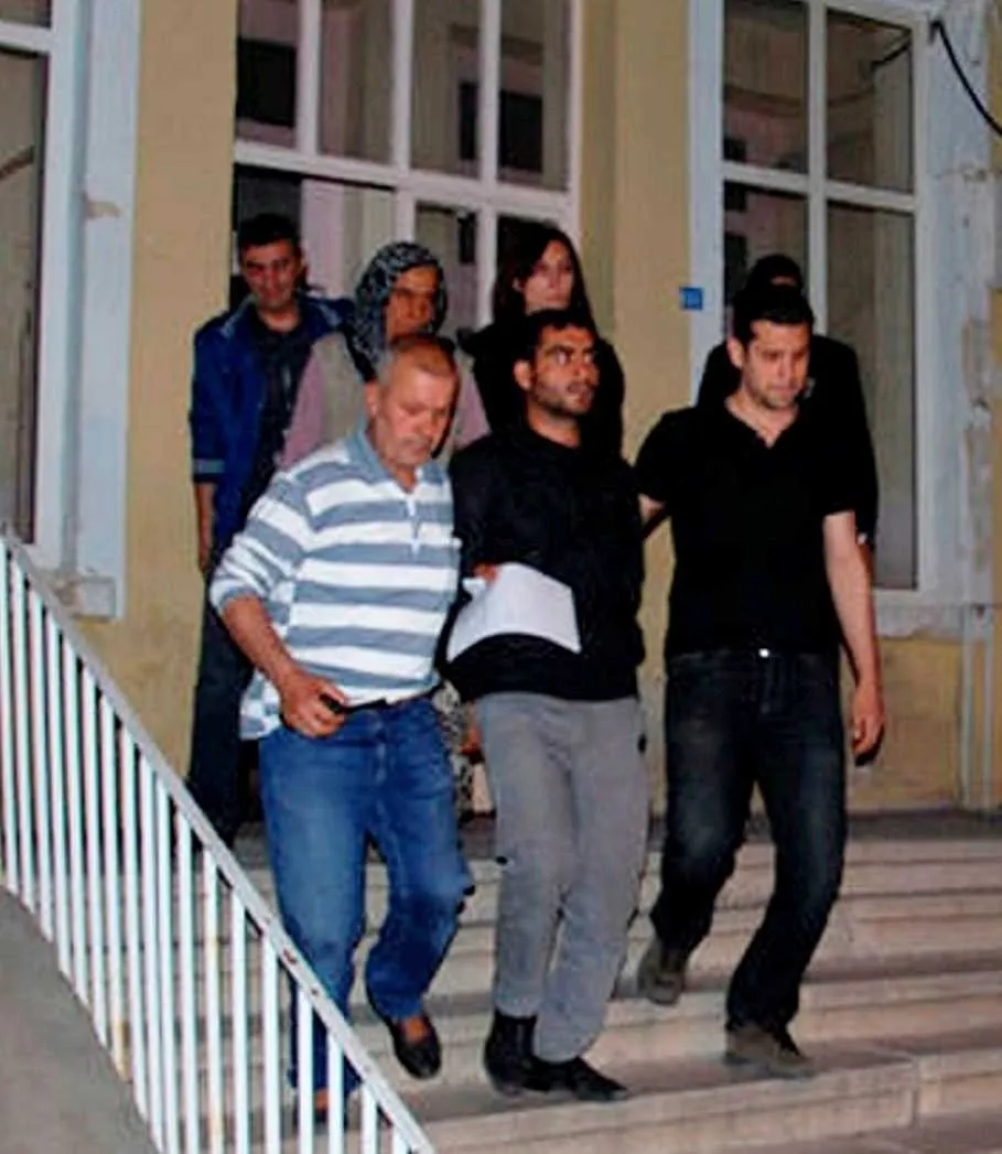 fatma-kocak-cinayeti-intihar-susu-verilen-12-yillik-sir-perdesi-aralandi-1776871825994.jpeg Gülistan Doku'dan sonra Fatma Koçak dosyası açıldı: İntihar süsü verilen 12 yıllık sır perdesi aralandı | Tarım ilacı, silah sesi ve gizli tanık...-5