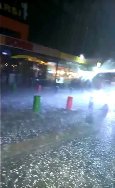 ankarada-firtina-yagmur-ve-dolu-sehir-merkezini-olumsuz-etkiledi-1603037343785.jpg Ankara'da fırtına, yağmur ve dolu şehir merkezini olumsuz etkiledi-4