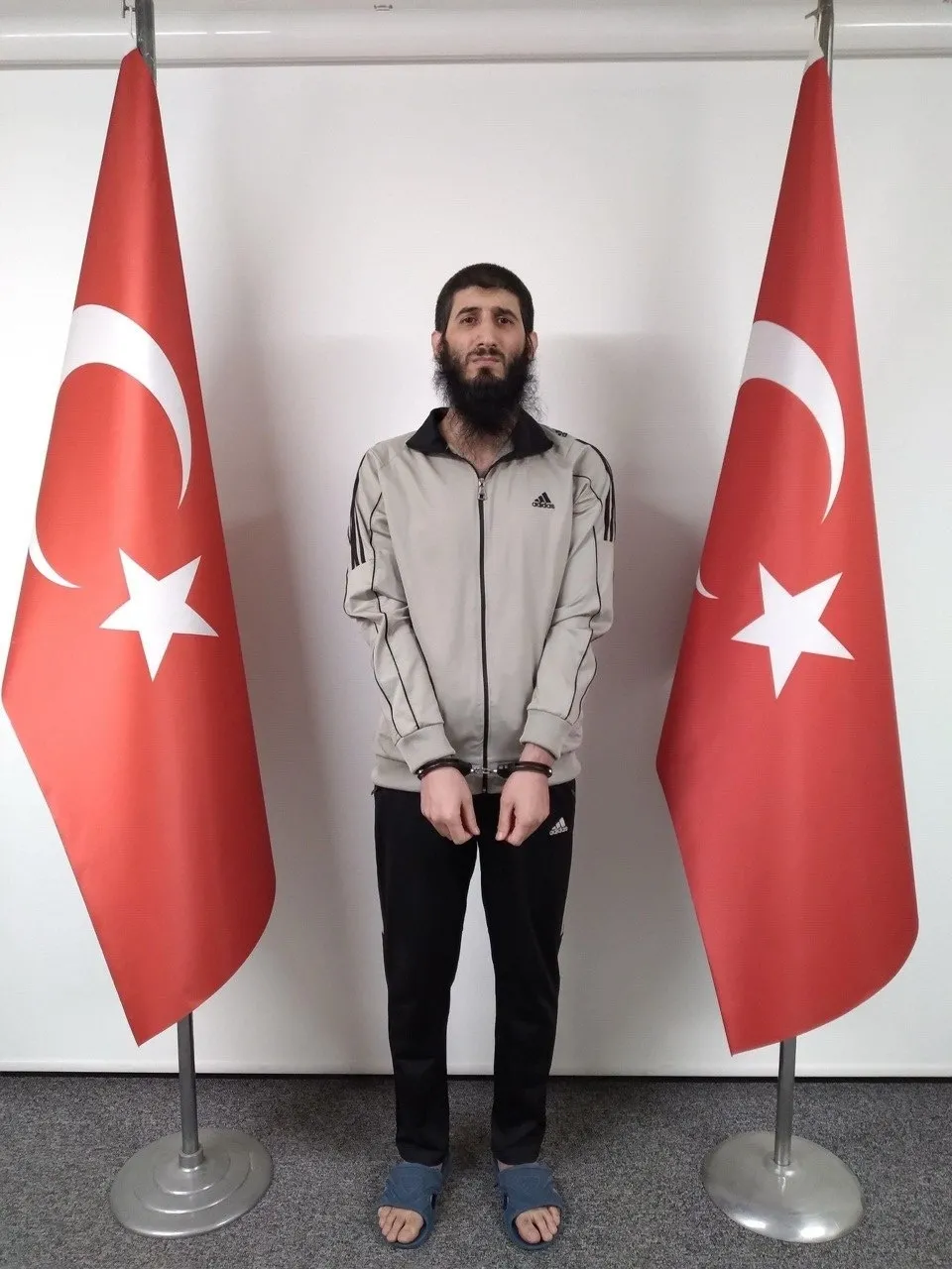 mitten-sinir-otesi-operasyon-kirmizi-bultenle-aranan-10-deasli-terorist-yakalandi-isim-isim-liste-1779520789408.jpg MİT'ten sınır ötesi operasyon: Kırmızı bültenle aranan 10 DEAŞ'lı terörist yakalandı | İsim isim liste-6