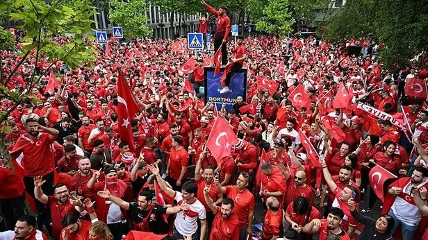 Dortmund kırmızıya boyandı! Türk taraftarlar EURO 2024 coşkusunu yürüyüş etkinliğinde birlikte yaşadı