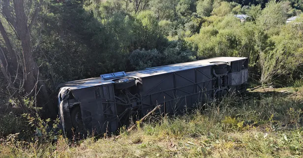 Erzincan Refahiye'de yolcu otobüsü devrildi: 1 ölü 33 yaralı