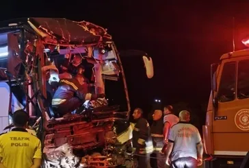 Gaziantep’te yolcu otobüsü tırla çarpıştı: Şoför ve muavin hayatını kaybetti, 22 kişi yaralandı