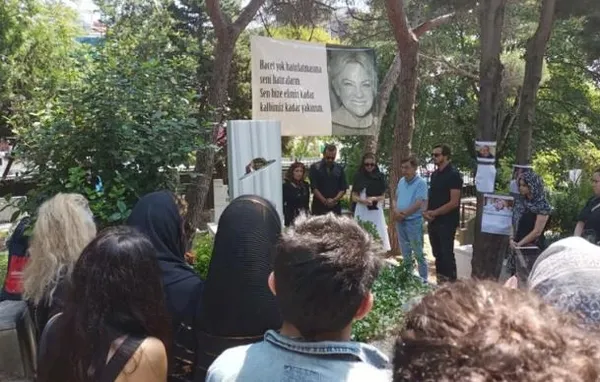 colpan-ilhan-mezari-basinda-anildi-kerem-alisiktan-duygu-yuklu-paylasim-geldi-bir-attila-ilhan-siirinden-cikmi-1658763735730.jpg Çolpan İlhan mezarı başında anıldı! Kerem Alışık’tan duygu yüklü paylaşım geldi! “Bir Attila İlhan şiirinden çıkmıştı sanki...”-4
