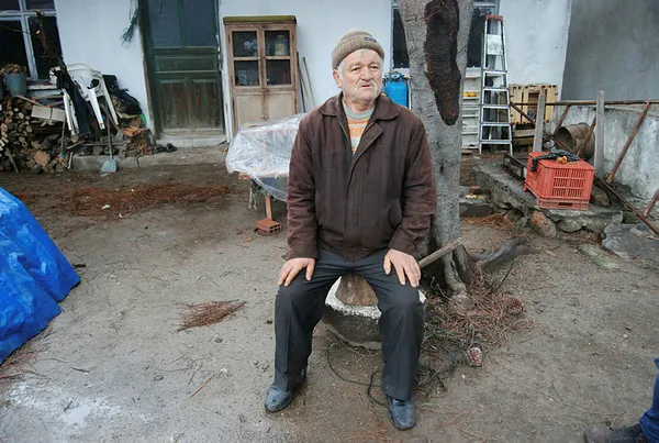 yasli-adamin-hayallerini-yiktilar-ali-guven-sadece-evlenmek-istemisti-ama-vefat-eden-esinden-kalan-arsasi-da-gitti-1611678162196.jpg Yaşlı adamın hayallerini yıktılar! Ali Güven sadece evlenmek istemişti ama vefat eden eşinden kalan arsası da gitti-3