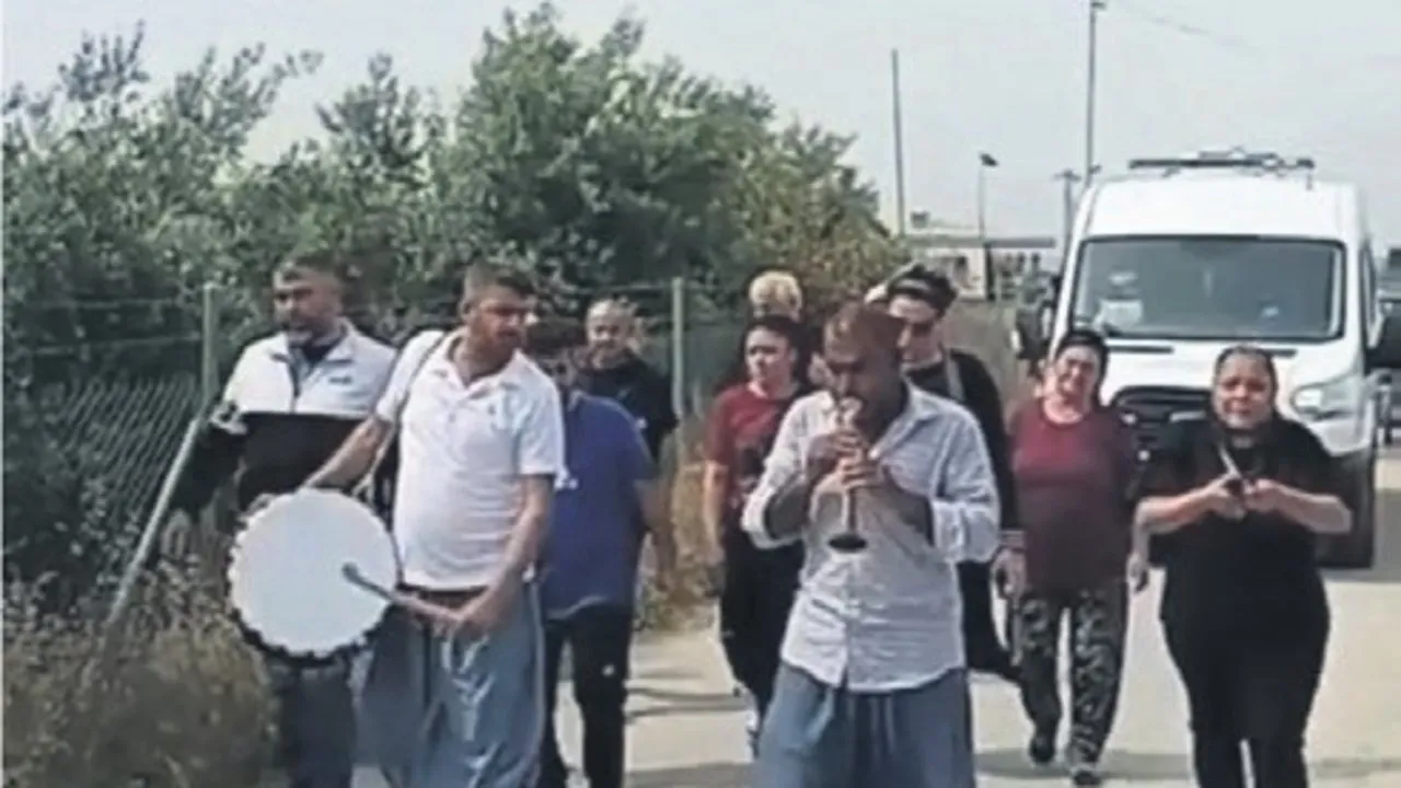 Davul zurna ile defnedildi!