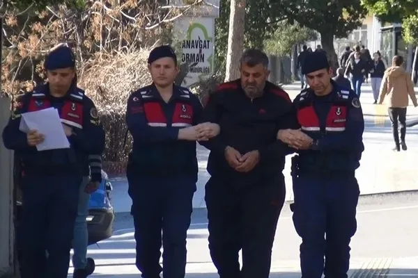 asrin-felaketinde-yerle-bir-olan-binalara-iliskin-son-durum-24-muteahhit-tutuklandi-1676529958854.jpeg Asrın felaketinde yakalama kararı çıkarılan bir müteahhit tekneyle yurt dışına çıkmaya çalışırken yakalandı!-3