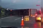 Ankara'da feci TIR kazası: Bariyerlere çarpıp yola devrildi! Malzemeler araçlara hasar verdi
