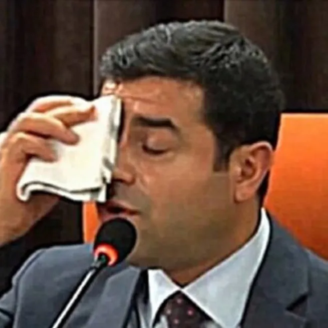 Bay Bay Kemalden güç aldı! Selahattin Demirtaştan mahkeme heyetine tehdit: Sanık sandalyelerine oturacaksınız