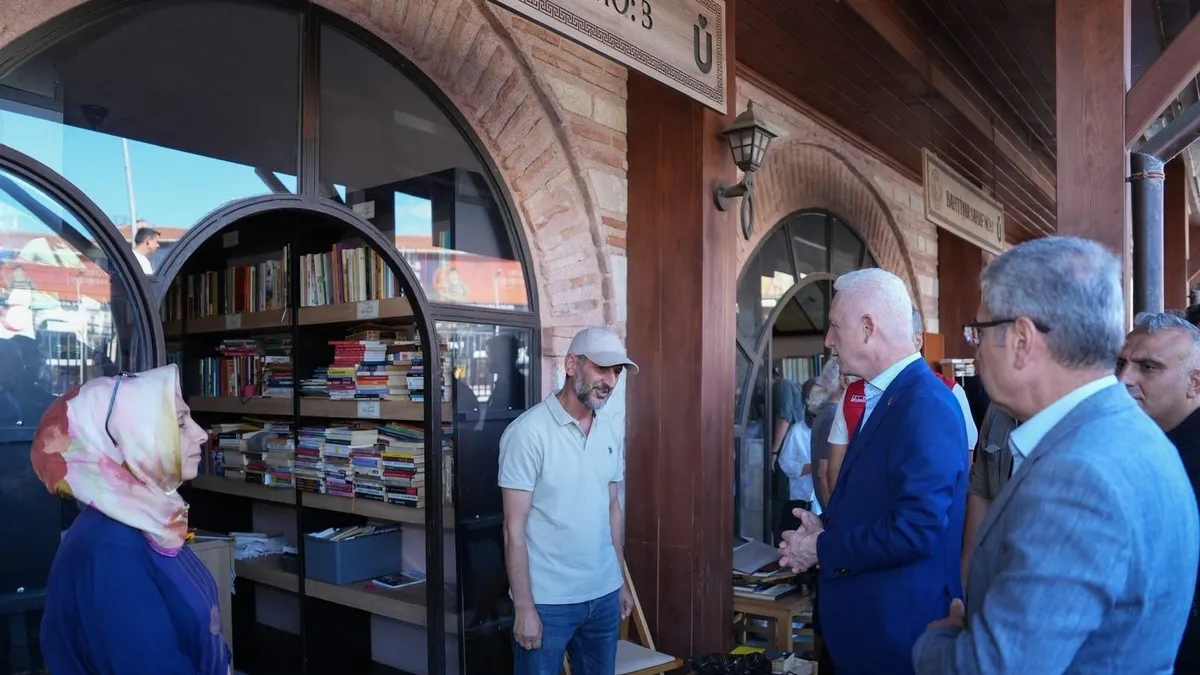 İstanbul Valisi Gül, Üsküdar Sahaflar Çarşısı'nda Su Baskını Sonrası Esnafa Destek Verileceğini Açıkladı
