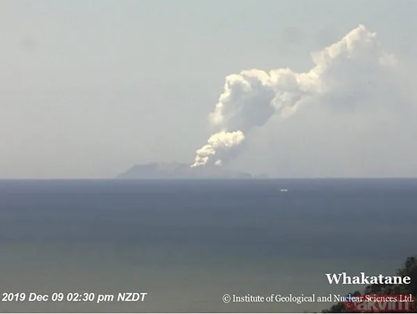 Yeni Zelanda'da Whakaari Yanardağı 18 yıl sonra patladı! Okyanus ikiye ayrıldı - 9