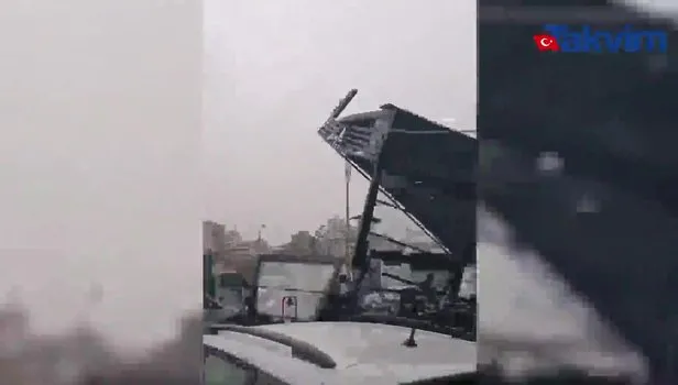İstanbul'da fırtına etkili oluyor! Bağcılar'da bir mekanın rüzgar nedeniyle yerle bir olma anı böyle görüntülendi