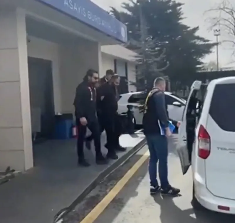 Fatih'te skandal görüntüler: Çarşaflı kadını dövüp küfürler savurdu | Gözaltına alınan magandanın suç kaydı kabarık çıktı-6