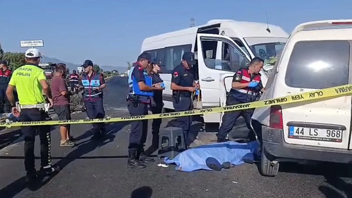 İzmir’de işçi servisi ile hafif ticari araç çarpıştı: 1 ölü, 13 yaralı