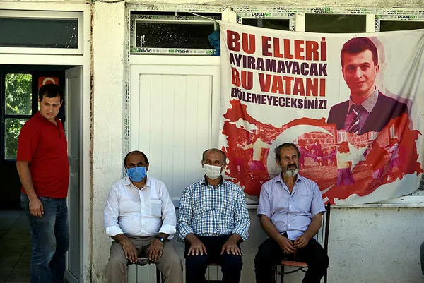 tuncelide-teror-orgutu-pkknin-3-yil-once-orucluyken-sehit-ettigi-ogretmen-necmettin-yilmaz-mezari-basinda-anildi-1594912289550.jpg Tunceli'de terör örgütü PKK'nın, 3 yıl önce oruçluyken şehit ettiği öğretmen Necmettin Yılmaz mezarı başında anıldı-4