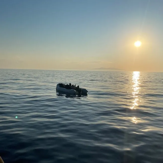 Çeşme açıklarında durdurulan botta 20 göçmen yakalandı