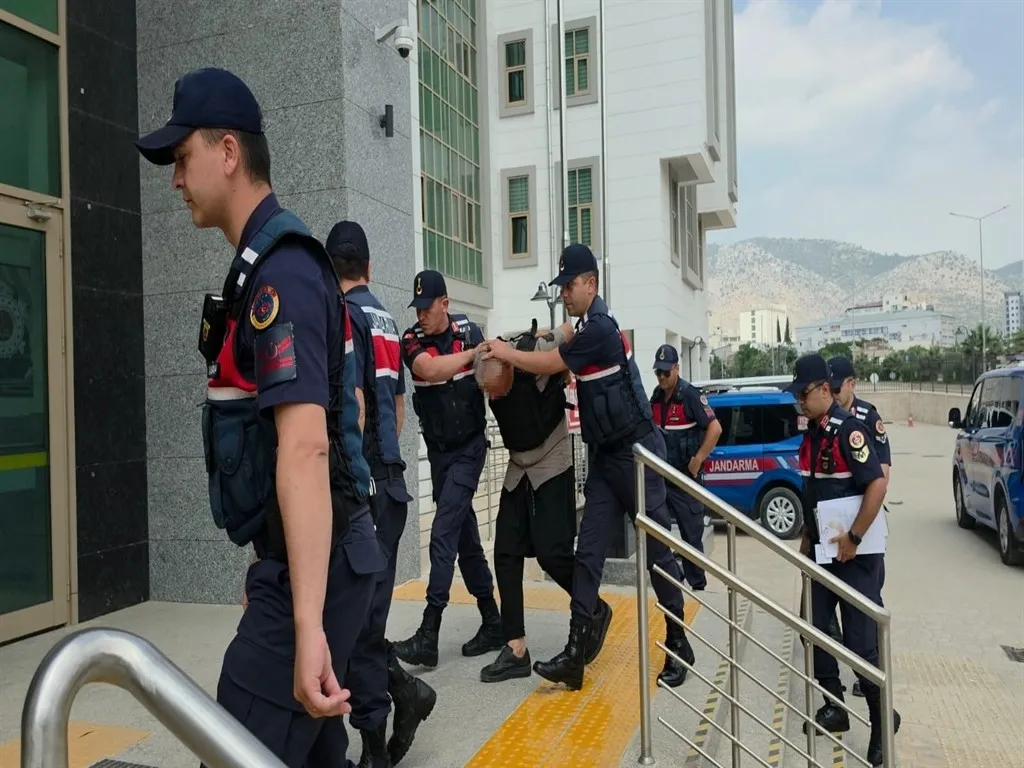 1780838131700.jpeg Adana'da kız kaçırma meselesi can aldı: Baba ve oğlu tüfeğiyle öldüren katil zanlısı adliyeye sevk edildi-4