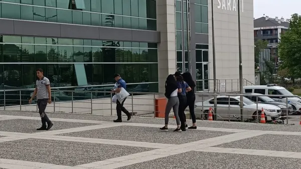 kendini-barbie-bebek-olarak-tanitti-hirsiz-cikti-teyzesiyle-kameralara-boyle-yakalandi-1691762071404.jpeg Kendini Barbie Bebek olarak tanıttı! Hırsız çıktı! Teyzesiyle kameralara böyle yakalandı-4