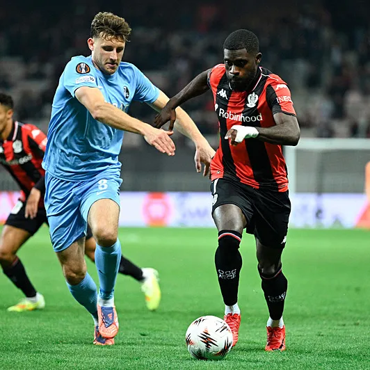 Nice taraftarları futbolculara saldırdı!