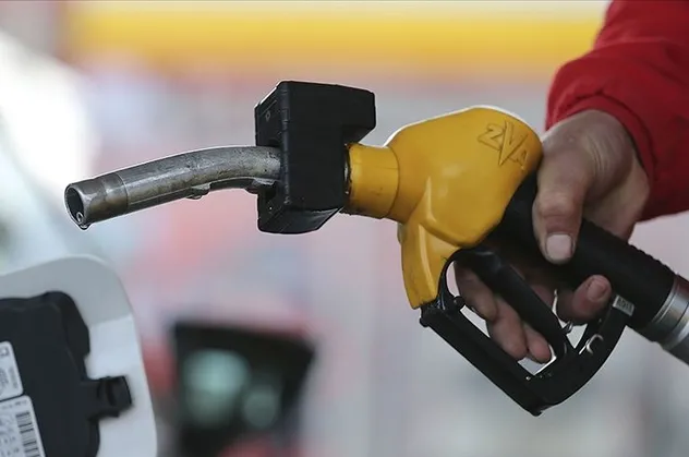 SON DAKİKA: Benzine 12 kuruş indirim geldi