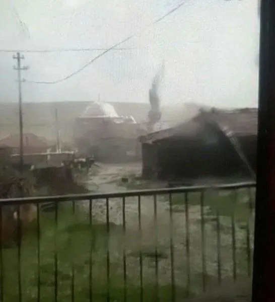 goruntuler-ortaya-cikti-aksarayda-minare-deviren-firtina-1681206884276.jpeg Görüntüler ortaya çıktı! Aksaray'da minare deviren fırtına!-4