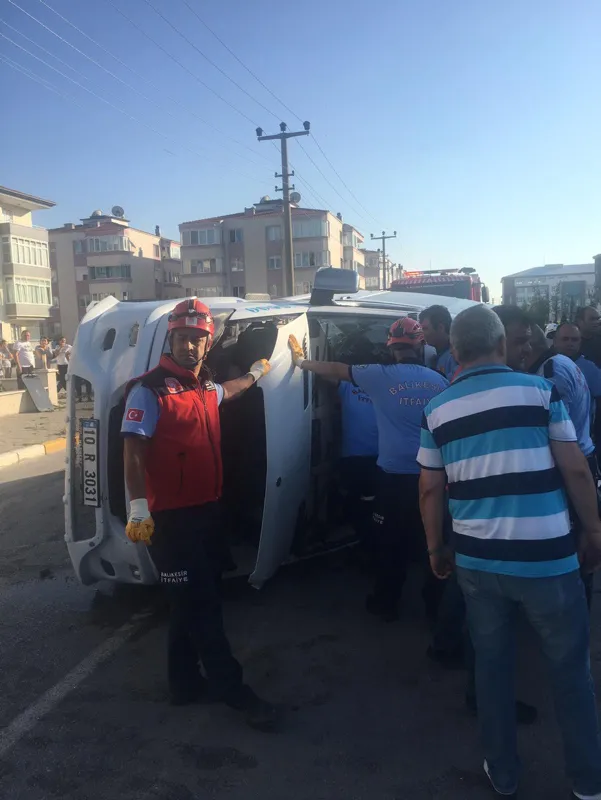 Son dakika: Balıkesir'de minibüsle otomobil çarpıştı: 1 ölü, 12 yaralı-2