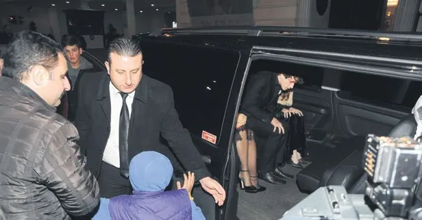 Ünlülerin kabusu olan sokak satıcılarından Tuba Büyüküstün de nasibini aldı