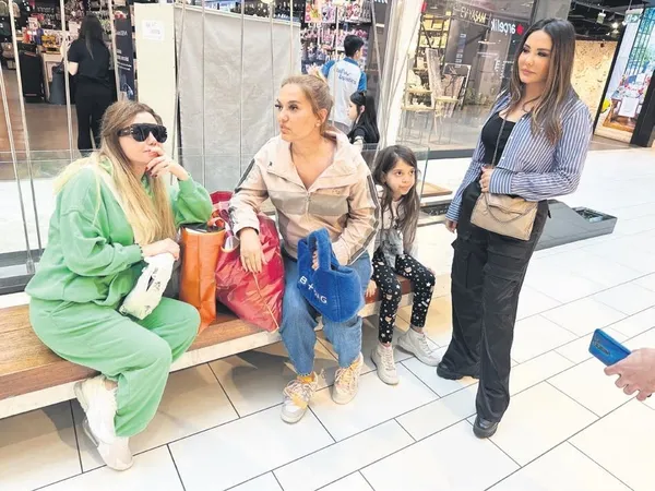 capkinligiyla-taninan-mehmet-ali-erbil-sahalara-geri-dondu-genc-kizlarla-birlikte-1684265248103.jpeg Çapkınlığıyla tanınan Mehmet Ali Erbil sahalara geri döndü: Genç kızlarla birlikte...-3