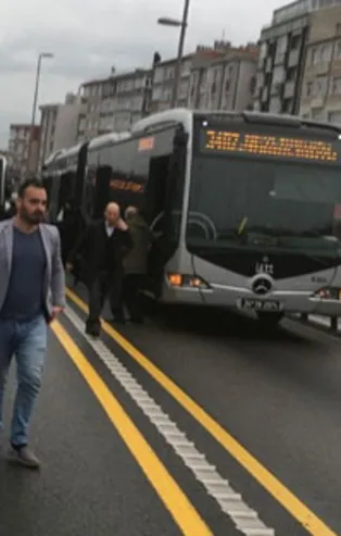 İstanbullunun metrobüs çilesi bitmiyor! Vatandaş bu soğukta yürümek zorunda kaldı!