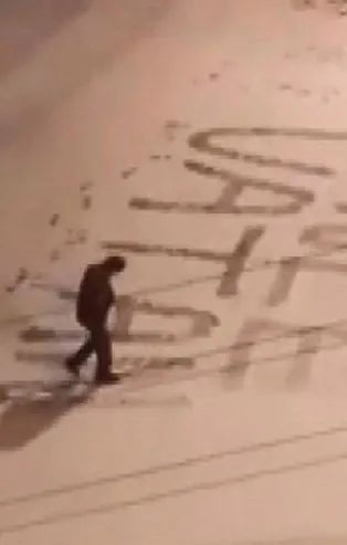 Kırşehir'de polis memurunun karla kaplı yola ‘Önce Vatan’ yazması sosyal medyada paylaşım rekorları kırdı