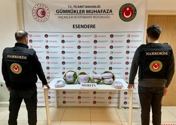 ticaret-bakani-omer-bolat-188-milyar-liralik-kacak-esya-ve-uyusturucu-maddeye-el-konuldu-1698040189099.jpeg Ticaret Bakanı Ömer Bolat: 18,8 milyar liralık kaçak eşya ve uyuşturucu maddeye el konuldu-3