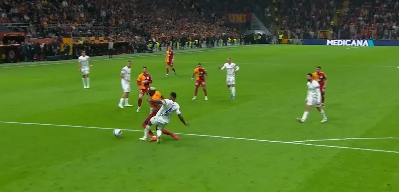 galatasaray-eyupspor-macinda-victor-osimhen-ile-penalti-bekledi-1733070379995.jpg