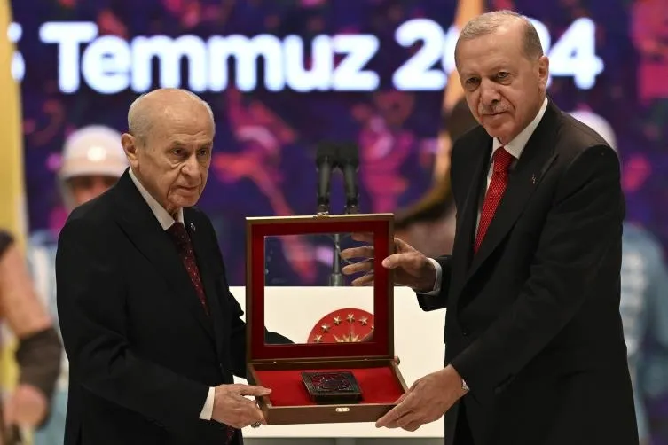 devlet-bahceli-cumhurbaskani-erdogana-kuran-i-kerim-hediye-etti-1721080170688.jpeg