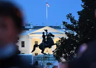 ABD fena karıştı! Eski başkan Andrew Jackson heykelini devirmek isteyen göstericilerle polis karşı karşıya