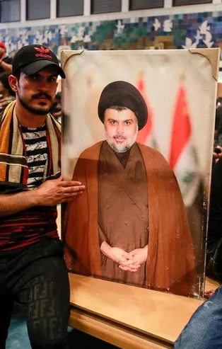 Irak'ta Sadr destekçileri yine Meclis'i bastı