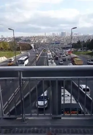 İstanbul güne yine ulaşım çilesiyle başladı! Metrobüs arızası nedeniyle Edirnekapı durağında araç kuyruğu oluştu-6