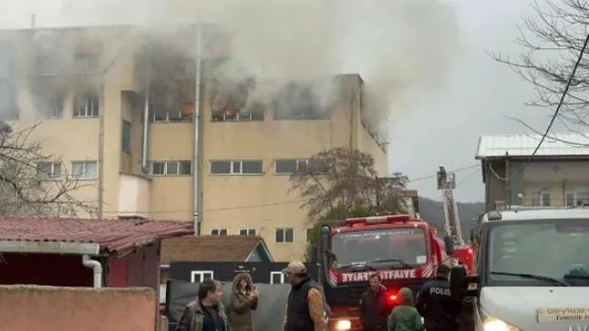 istanbul-beykozda-kibrit-fabrikasinda-korkutan-yangin-ekipler-sahada-olu-ya-da-yarali-var-mi-iste-bolgedeki-so-1707925397750.jpeg İstanbul Beykoz'da kibrit fabrikasında çıkan yangın söndürüldü | Ölü ya da yaralı var mı? İşte bölgedeki son durum...-4