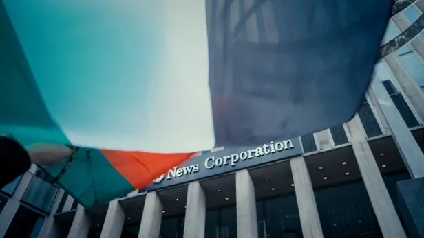 new-york-washington-toronto-londra-dunya-israile-karsi-sokaklara-dokuldu-soykirimciyi-destekleyen-gazetelere-b-1700303298421.jpeg New York Gazze için ayaklandı! Soykırımcıyı destekleyen gazetelere baskın: Şirketi basıp yere kırmızı boya attılar-2