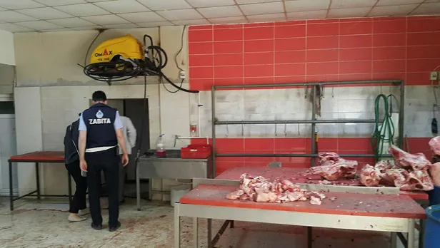Adana'da mide bulandıran görüntü! Tonlarca kaçak kelle paça koronavirüse iyi geliyor diye vatandaşa yedireceklerdi!-3