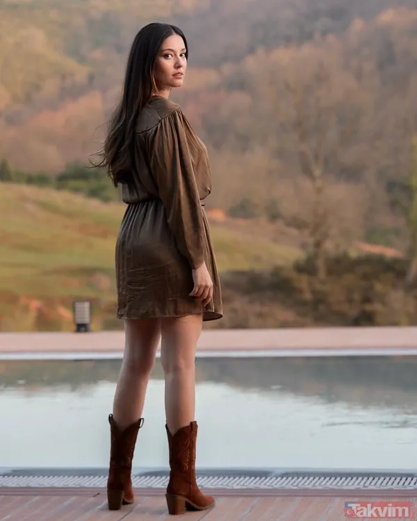 EDHO’nun Bahar’ı Pelin Akil ikiz kızlarıyla bir örnek giyindi! Pembe mayosuyla plaj pozlarını paylaştı gören dönüp bir daha baktı - 12