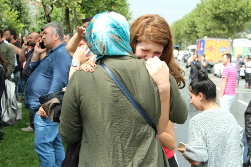 Korkulan oldu! Canlı yayında bina çöktü - 19