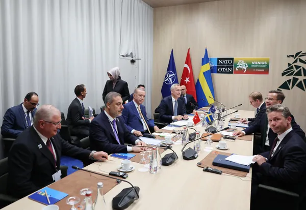 baskan-recep-tayyip-erdoganin-ab-restinin-perde-arkasi-3-mesaj-on-plana-cikti-1689052096668.jpg Başkan Recep Tayyip Erdoğan'ın AB restinin şifreleri: 3 mesaj ön plana çıktı-5