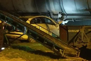 Otomobil, yük trenine çarptı: 3 yaralı