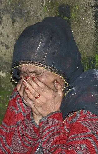 Adana'da evi yanan kadın gözyaşlarına boğuldu