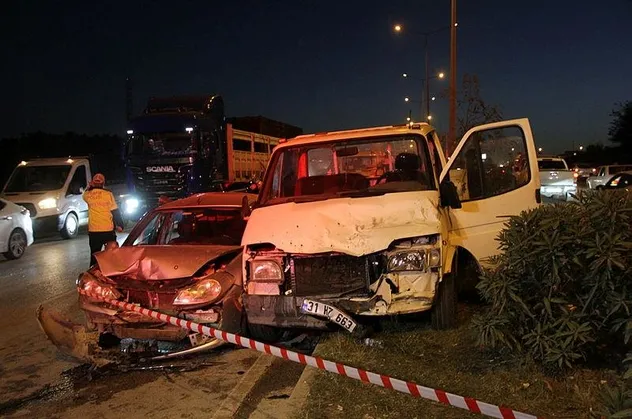 Hatay'da 3 araç birbirine girdi! 7 yaralı