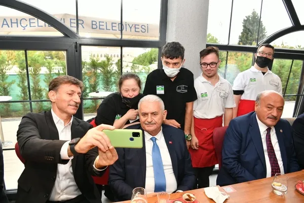 binali-yildirim-kendisine-ne-is-yapiyorsun-diye-soran-anaokulu-ogrencisine-is-ariyorum-dedi-1633693435089.jpg Binali Yıldırım, kendisine "Ne iş yapıyorsun?" diye soran anaokulu öğrencisine "İş arıyorum" dedi-5