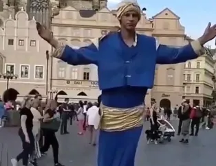 Havada duran adamın sırrı görenler hayrete düşürdü