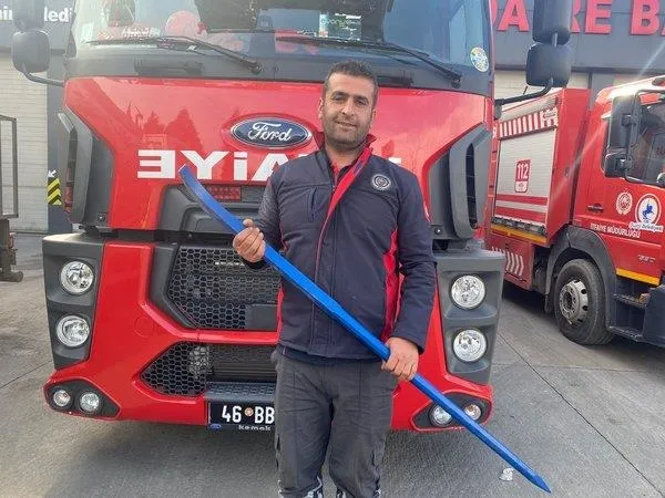 itfaiye-eri-mehmet-akyol-enkaz-altindan-50-kisiyi-kurtardi-1677372170710.jpeg İtfaiye eri Mehmet Akyol enkaz altından 50 kişiyi kurtardı-1