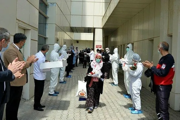 vanda-koronavirus-tedavisi-goren-ayni-aileden-10-kisi-alkislarla-taburcu-oldu-1587399628541.jpeg Van'da koronavirüs tedavisi gören aynı aileden 10 kişi alkışlarla taburcu oldu-3