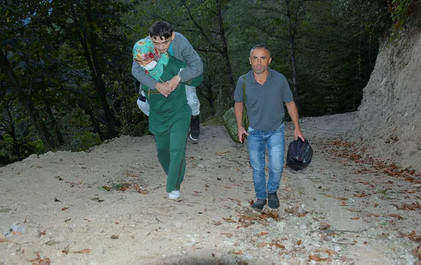 giresunda-fedakar-anne-engelli-oglu-servise-binsin-diye-1-km-sirtinda-tasiyor-1604385439823.jpg Giresun'da anne engelli oğlu servise binsin diye 1 km sırtında taşıyor - 2